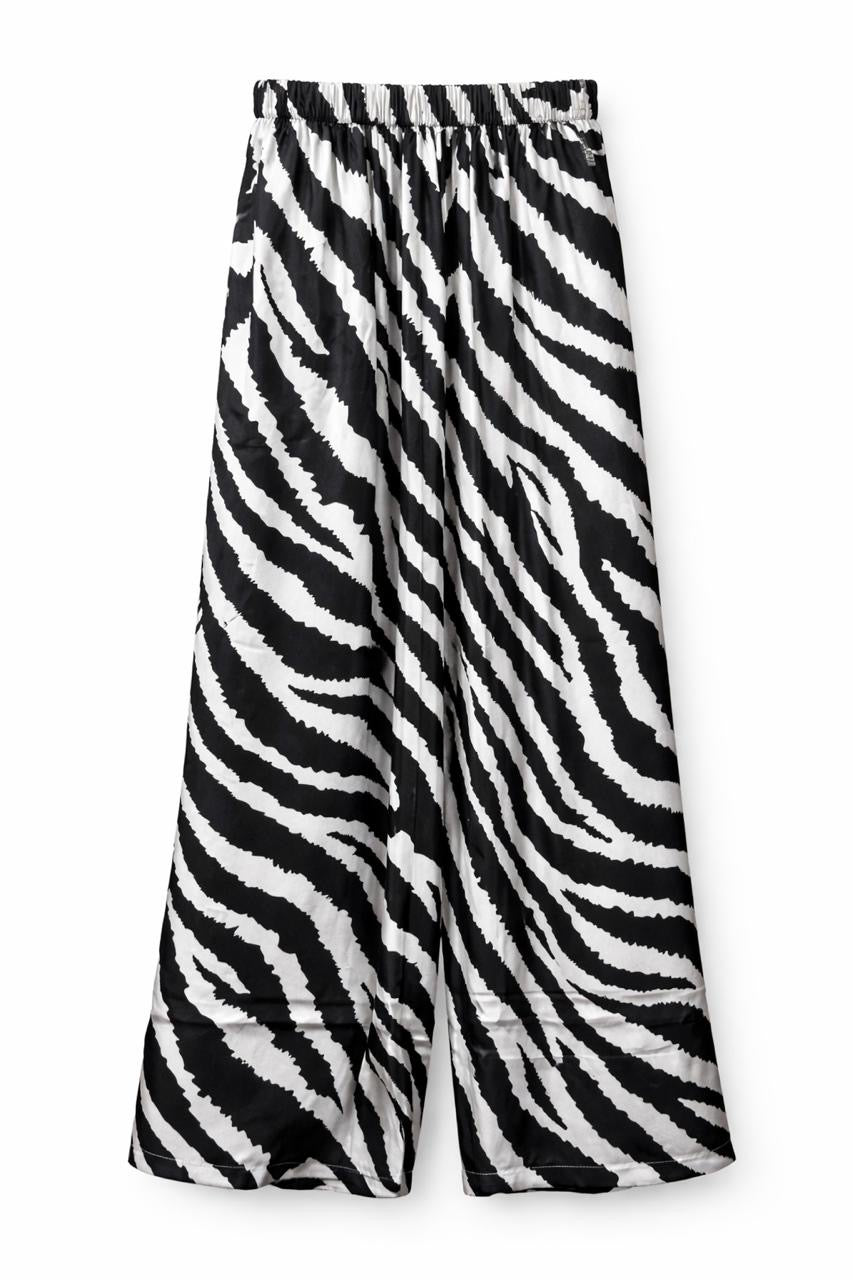 Precious – Silk Zebra Kimono Set
A refined Atelier Hekayat set designed for effortless elegance from day to night.