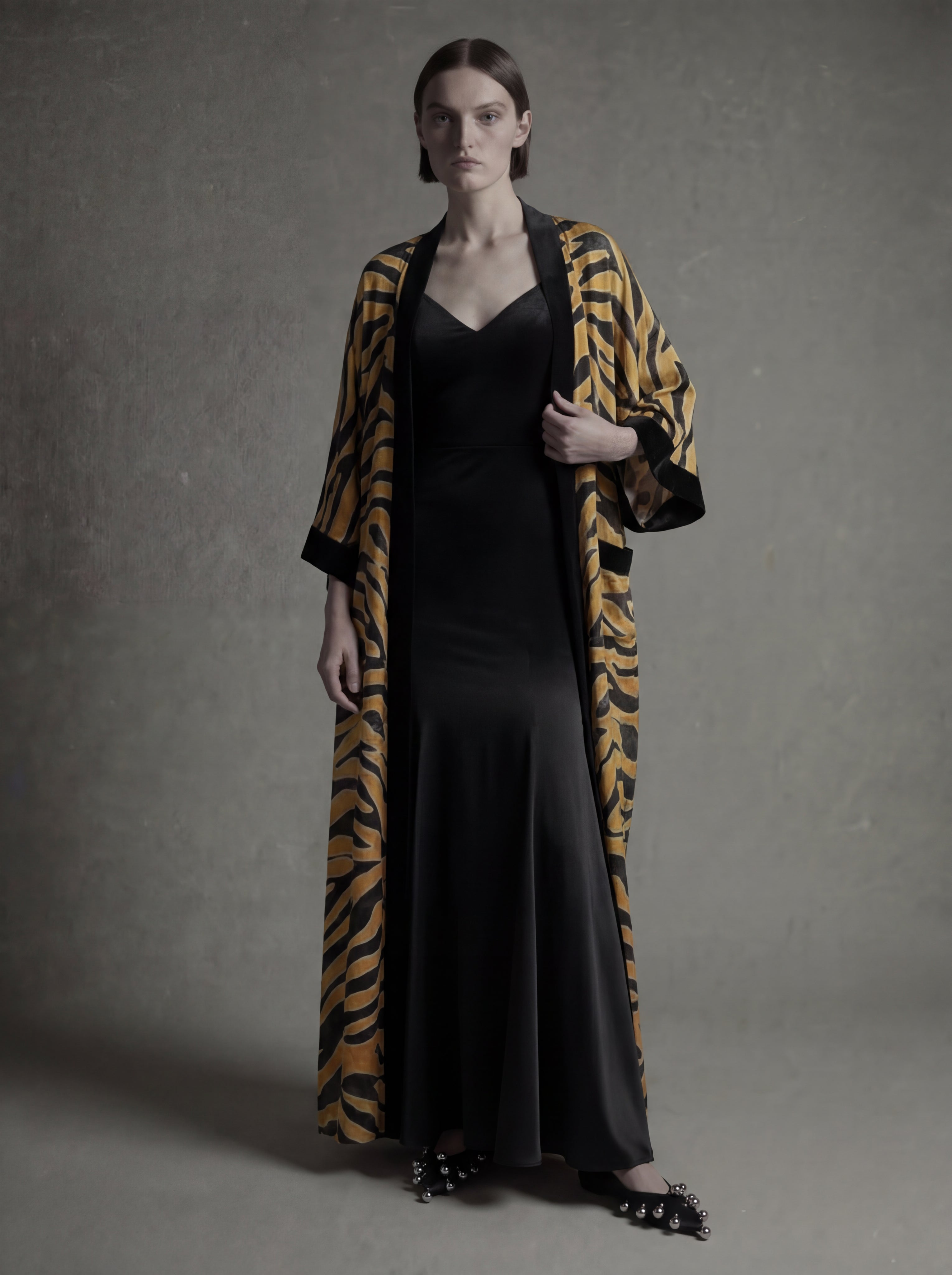 The Private Beauty – Flowing Black Trim robe
A refined Atelier Hekayat piece designed for effortless elegance in every moment.