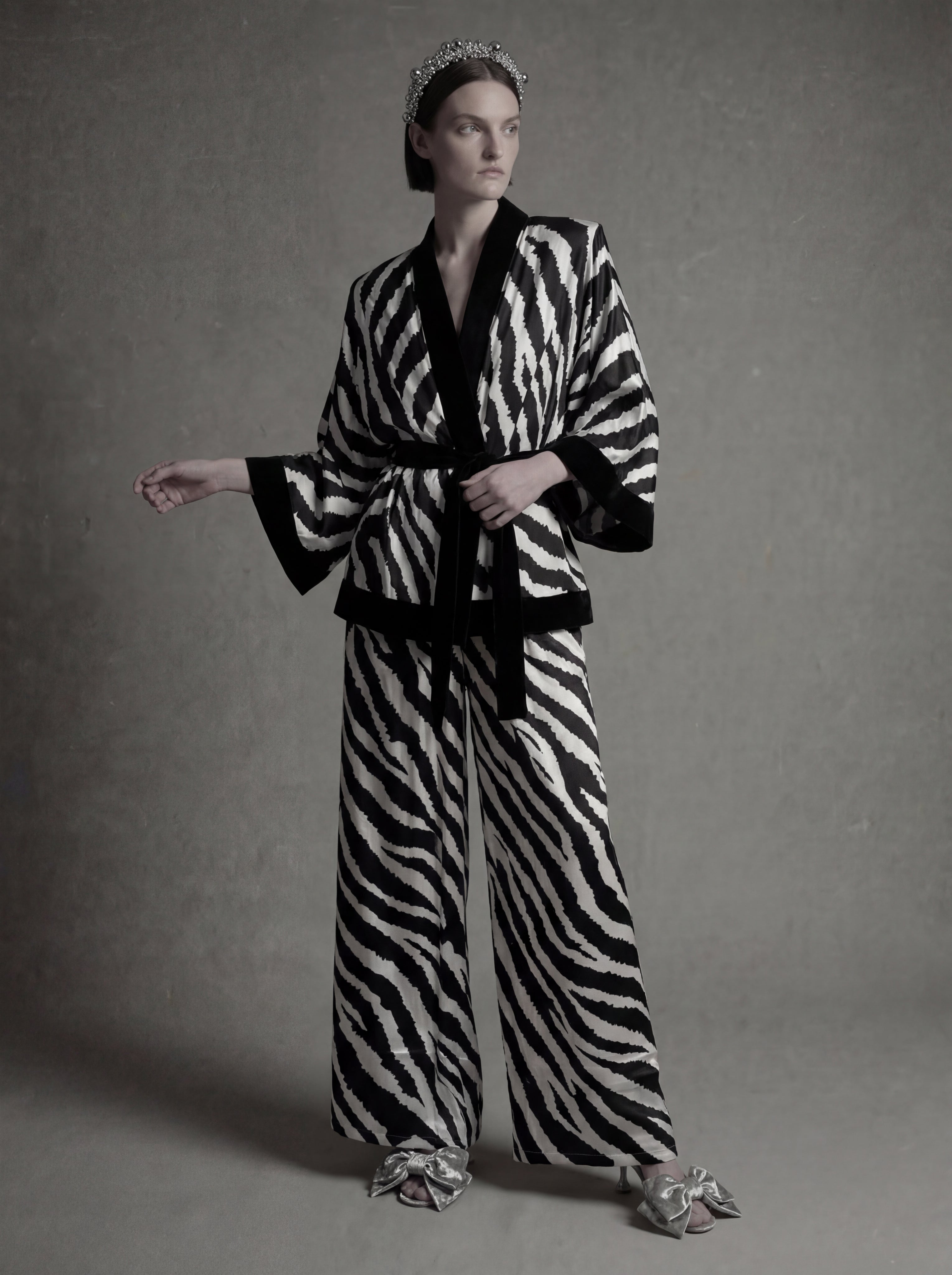 Precious – Silk Zebra Kimono Set
A refined Atelier Hekayat set designed for effortless elegance from day to night.