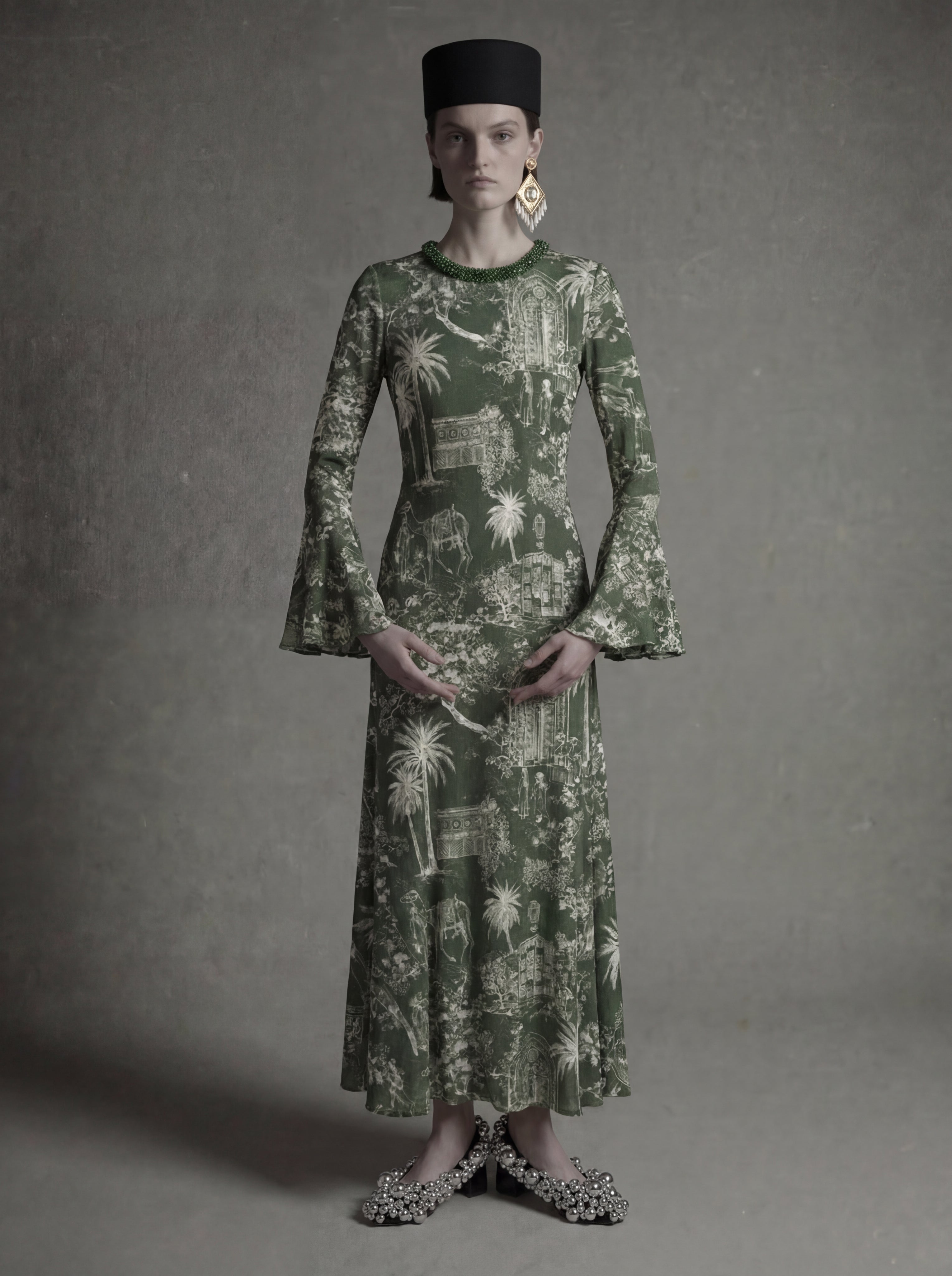 Priceless, Unseen – Green Toile de Jeddah printed Dress
A signature Atelier Hekayat piece defined by the iconic Toile de Jeddah print, inspired by Saudi heritage.