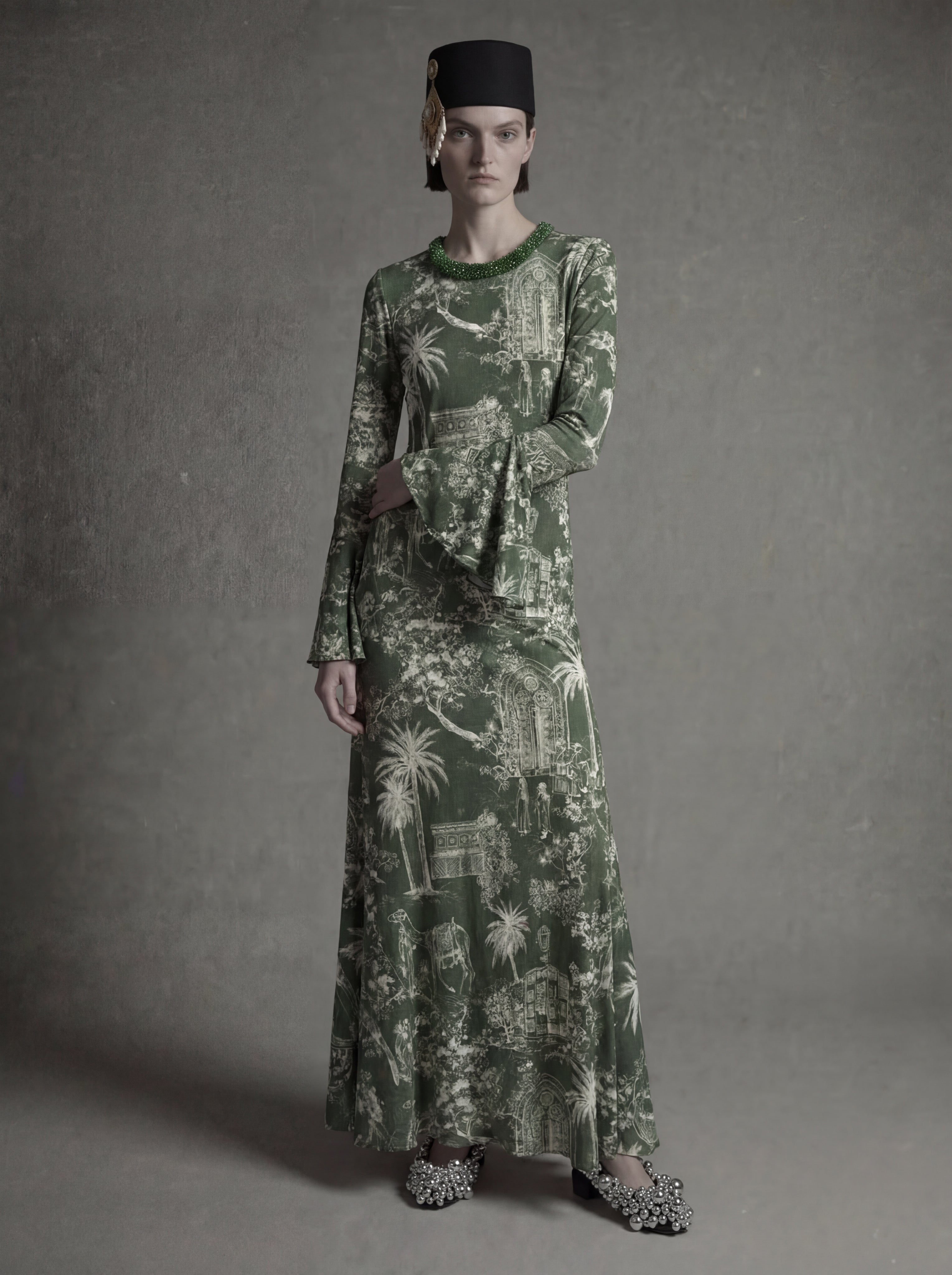 Priceless, Unseen – Green Toile de Jeddah printed Dress
A signature Atelier Hekayat piece defined by the iconic Toile de Jeddah print, inspired by Saudi heritage.
