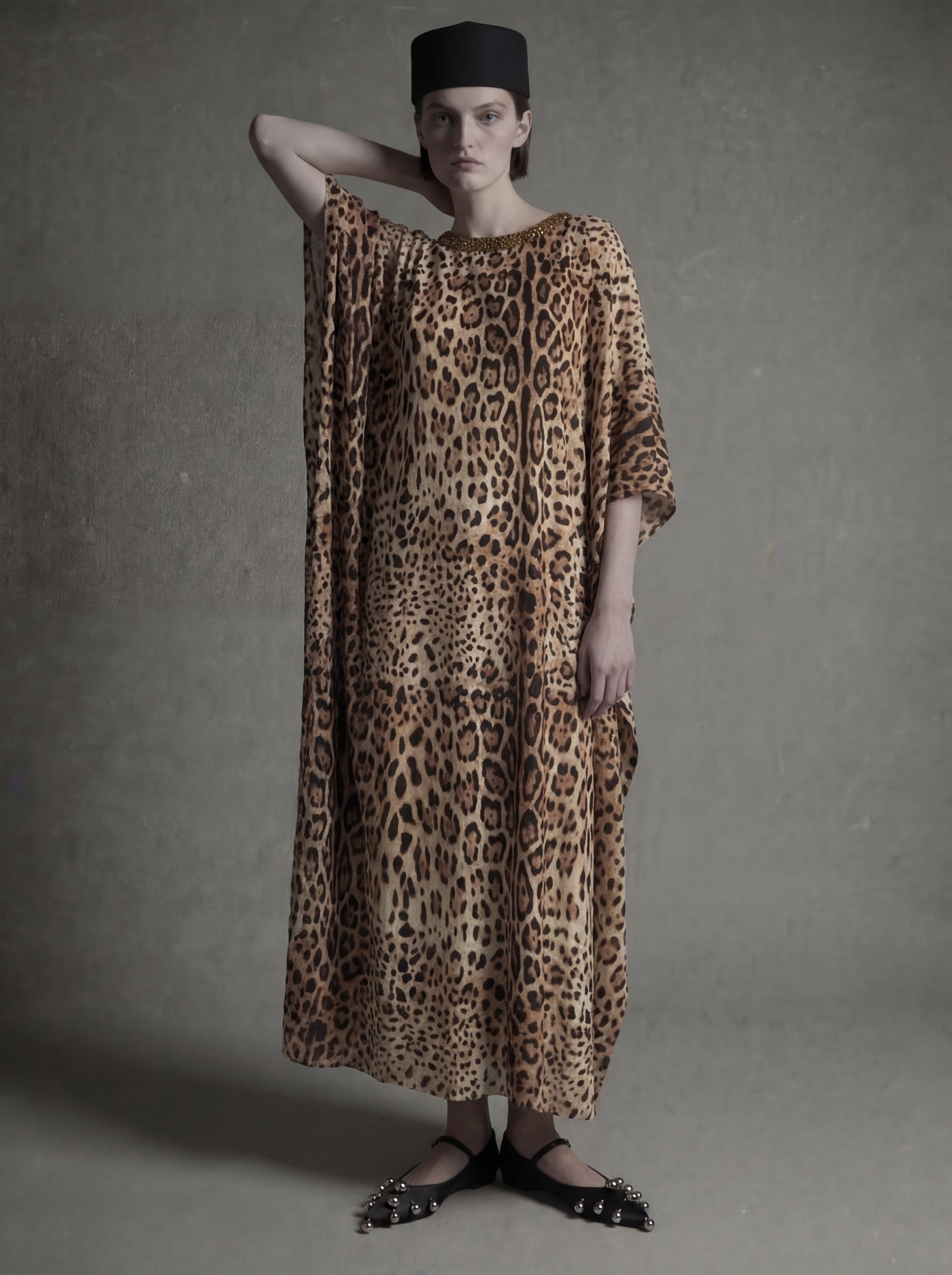 Whispered Gold – Leopard Print Flowing Kaftan
A refined Atelier Hekayat piece designed for effortless elegance with a bold, modern edge.
