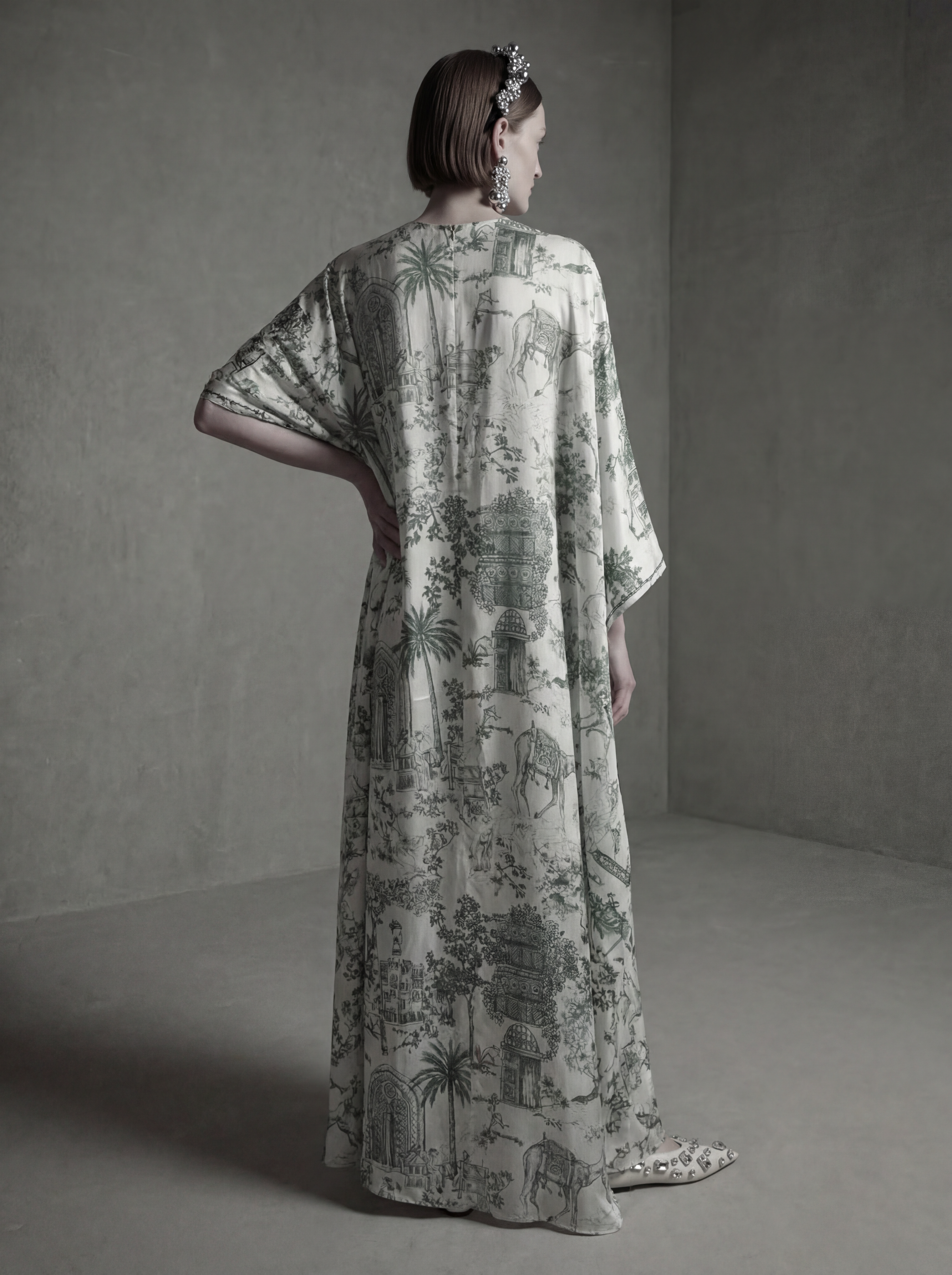 Unspoken Value – Green Toile de Jeddah Beaded Dress
A signature Atelier Hekayat piece defined by the iconic Toile de Jeddah print, inspired by Saudi heritage.