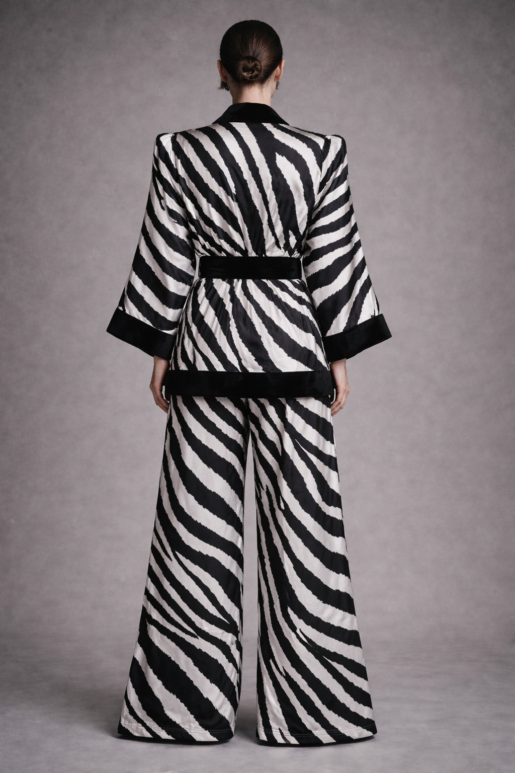 Precious – Silk Zebra Kimono Set

A refined Atelier Hekayat set designed for effortless elegance from day to night.