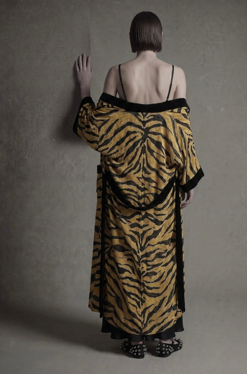 The Private Beauty – Flowing Black Trim robe

A refined Atelier Hekayat piece designed for effortless elegance in every moment.