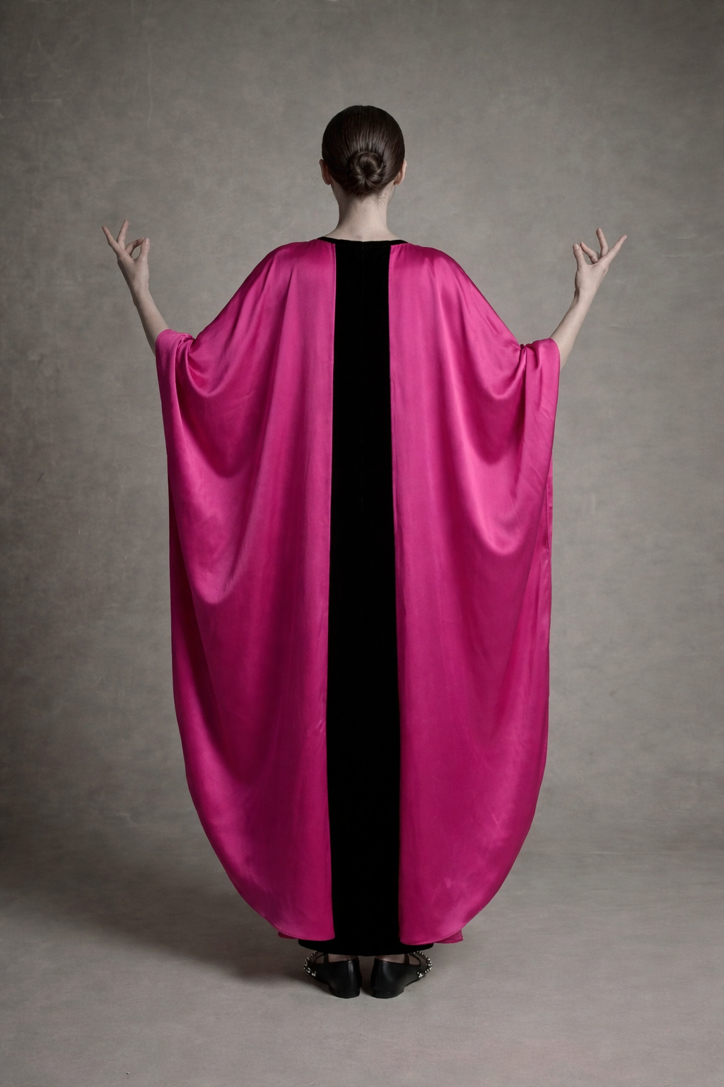 Soft Legacy – Butterfly-Inspired Velvet & Silk Kaftan

A sculptural Atelier Hekayat piece inspired by the fluid elegance of a butterfly in motion.