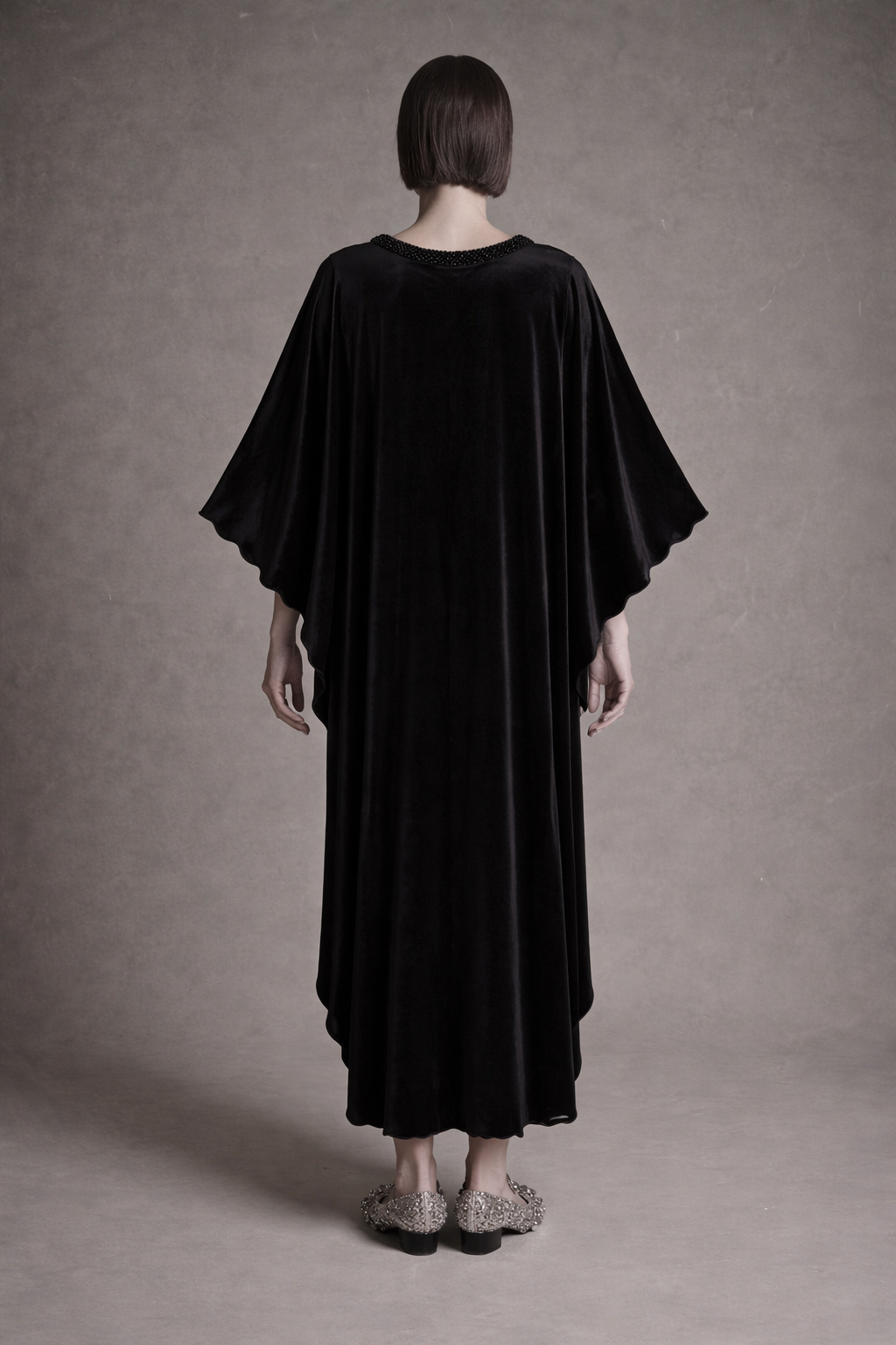 The Unseen Jewel – Black Velvet Flowing Kaftan

A timeless Atelier Hekayat piece designed to reflect understated elegance through rich fabric and fluid movement.